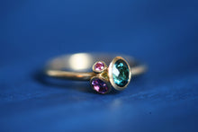 Lade das Bild in den Galerie-Viewer, Ring aus 750er/18k fair gehandeltem Gelbgold mit Schalenfassungen in denen ein grün-blauer Turmalin, ein Amethyst und ein royal purple Granat gefasst sind.