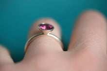 Lade das Bild in den Galerie-Viewer, Ring in 925er fairtrade Silber mit einer Schalenfassung in dem ein rosa-pinker Turmalin gefasst ist. Ring an Finger seitlich.
