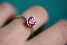 Lade das Bild in den Galerie-Viewer, Ring in 925er fairtrade Silber mit einer Schalenfassung in dem ein rosa-pinker Turmalin gefasst ist. Ring an Finger.