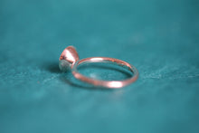 Lade das Bild in den Galerie-Viewer, Ring in 925er fairtrade Silber mit einer Schalenfassung in dem ein rosa-pinker Turmalin gefasst ist. Ansicht Ring hinten.