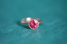 Lade das Bild in den Galerie-Viewer, Ring in 925er fairtrade Silber mit einer Schalenfassung in dem ein rosa-pinker Turmalin gefasst ist. Ringansicht vorne.