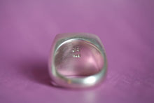 Lade das Bild in den Galerie-Viewer, Massiver Siegelring mit viereckiger Platte. Aus 925er fairtrade Silber. Ringansicht von Hinten.