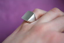 Lade das Bild in den Galerie-Viewer, Massiver Siegelring mit viereckiger Platte. Aus 925er fairtrade Silber. Ring an Finger.