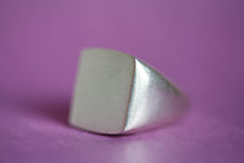 Lade das Bild in den Galerie-Viewer, Massiver Siegelring mit viereckiger Platte. Aus 925er fairtrade Silber. Ringansicht seitlich.