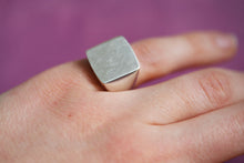 Lade das Bild in den Galerie-Viewer, Massiver Siegelring mit viereckiger Platte. Aus 925er fairtrade Silber. Ring an Finger von oben.