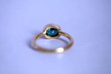 Lade das Bild in den Galerie-Viewer, Ring aus 750er/18k fairem Gelbgold mit einem blau-grünen ovalen Turmalin in einer Zargenfassung. Ansicht Ring von hinten.