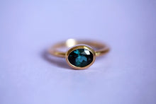 Lade das Bild in den Galerie-Viewer, Ring aus 750er/18k fairem Gelbgold mit einem blau-grünen ovalen Turmalin in einer Zargenfassung. Ansicht Ring von vorne.