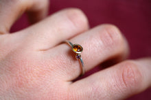 Lade das Bild in den Galerie-Viewer, 925er fairtrade Sterlingsilberring mit Schalenfassungen in 750er/18k fair gehandelten Gelbgold in denen ein Citrin un ein pinker Saphir gefasst sind. Ring steckt am Finger.