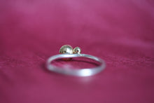 Lade das Bild in den Galerie-Viewer, 925er fairtrade Sterlingsilberring mit Schalenfassungen in 750er/18k fair gehandelten Gelbgold in denen ein Citrin un ein pinker Saphir gefasst sind. Hinteransicht vom Ring.