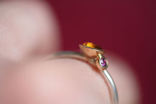 Lade das Bild in den Galerie-Viewer, 925er fairtrade Sterlingsilberring mit Schalenfassungen in 750er/18k fair gehandelten Gelbgold in denen ein Citrin un ein pinker Saphir gefasst sind. Seitenansicht des Ringes am Finger.
