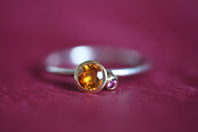Lade das Bild in den Galerie-Viewer, 925er fairtrade Sterlingsilberring mit Schalenfassungen in 750er/18k fair gehandelten Gelbgold in denen ein Citrin un ein pinker Saphir gefasst sind. Vorderansicht vom Ring.