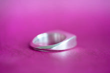 Lade das Bild in den Galerie-Viewer, Radical Love Ring Silber Medium