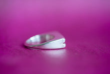 Lade das Bild in den Galerie-Viewer, Radical Love Ring tiny