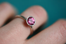 Lade das Bild in den Galerie-Viewer, Ring in 925er fairtrade Silber mit einer Schalenfassung in dem ein rosa-pinker Turmalin gefasst ist. Ring an Finger.
