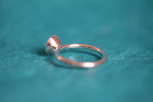 Lade das Bild in den Galerie-Viewer, Ring in 925er fairtrade Silber mit einer Schalenfassung in dem ein rosa-pinker Turmalin gefasst ist. Ansicht Ring hinten.
