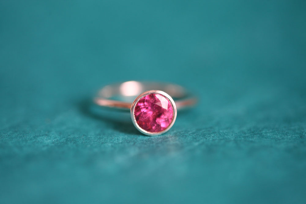 Ring in 925er fairtrade Silber mit einer Schalenfassung in dem ein rosa-pinker Turmalin gefasst ist. Ringansicht vorne. 