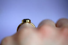 Lade das Bild in den Galerie-Viewer, Ring aus 750er/18k fairem Gelbgold mit einem blau-grünen ovalen Turmalin in einer Zargenfassung. Ring am Finger seitlich.
