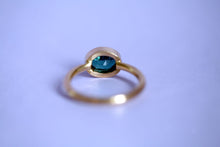 Lade das Bild in den Galerie-Viewer, Ring aus 750er/18k fairem Gelbgold mit einem blau-grünen ovalen Turmalin in einer Zargenfassung. Ansicht Ring von hinten.
